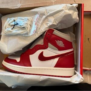 NEVER WORN NIKE W Air Jordan 1 Retro HI OG Size 8 in Varsity Red